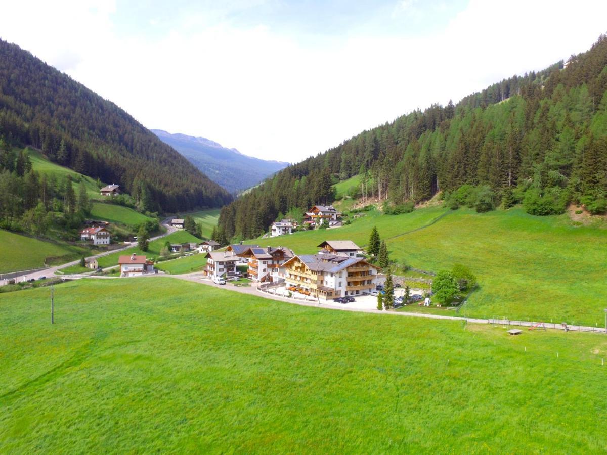 Almhotel Bergerhof Sarentino Bagian luar foto