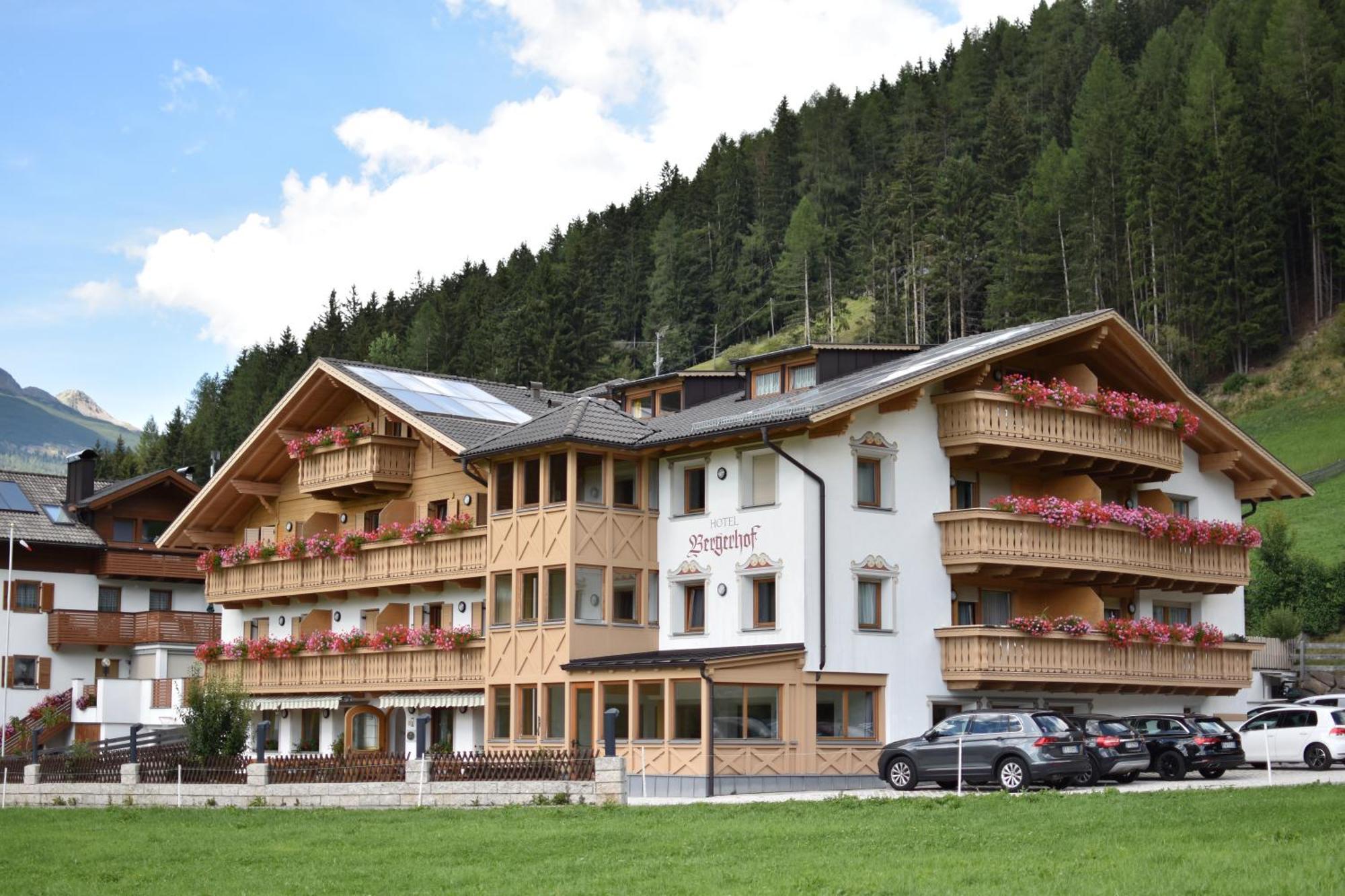 Almhotel Bergerhof Sarentino Bagian luar foto